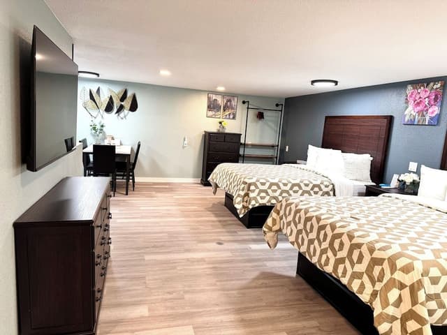 2 Queen Beds, Family Basement Apartment