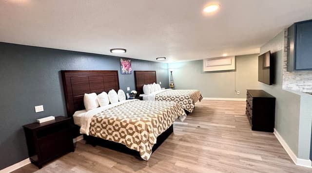 2 Queen Beds, Family Basement Apartment
