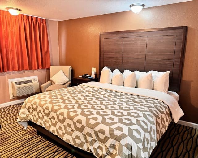 Standard Room, 1 King Bed