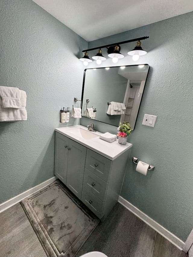 2 Queen Beds, Family Basement Apartment