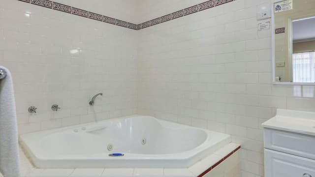 Suite, Jetted Tub