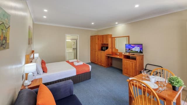 Suite, Jetted Tub