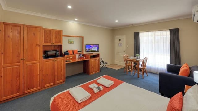 Suite, Jetted Tub