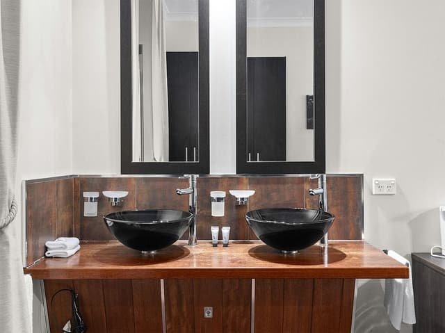 Deluxe Spa Suite Lake View Balcony