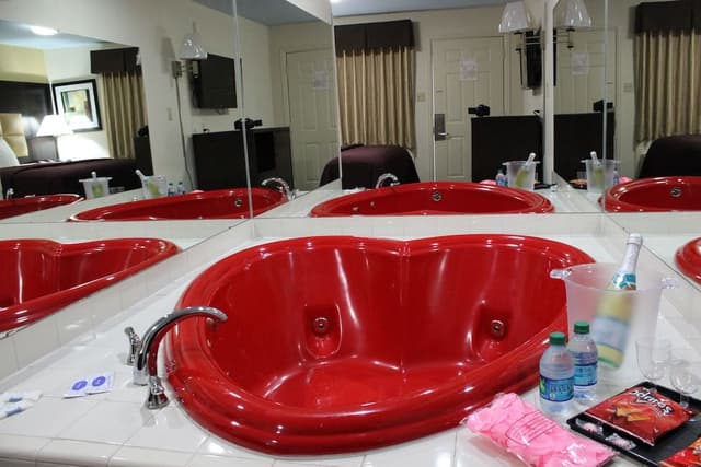 Jetted Tub Suite, Smoking, Refrigerator & Microwave