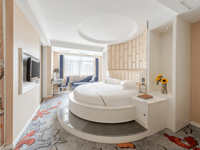 Round Bed Room
