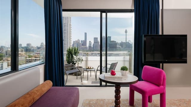 Suite, 1 King Bed, Balcony (City Skyline View, High Floor)
