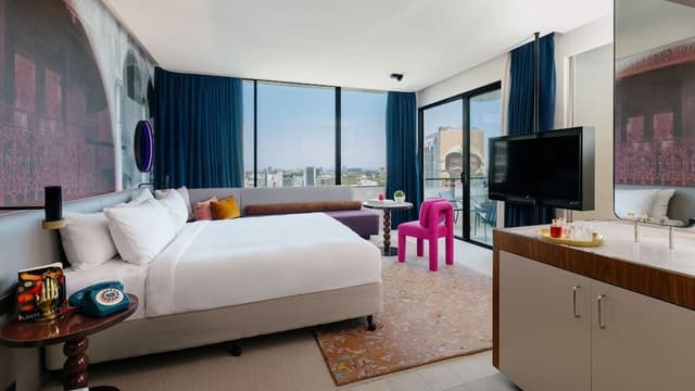 Suite, 1 King Bed, Balcony (City Skyline View, High Floor)
