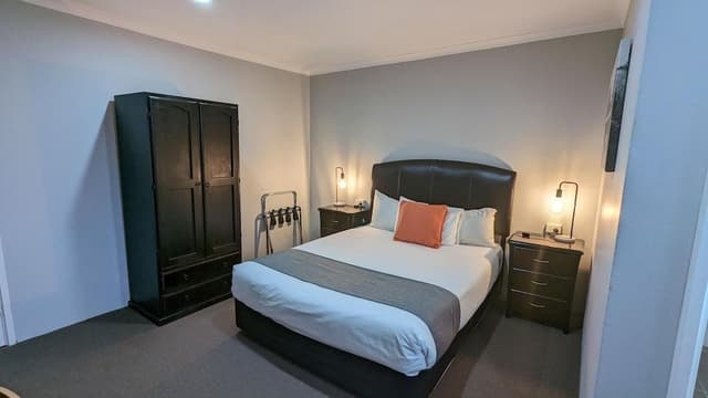 Queen Room, No Pets