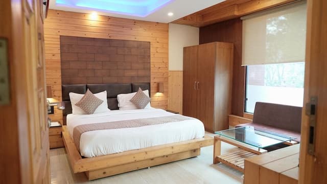 Luxury Room, 1 King Bed, Mountain View