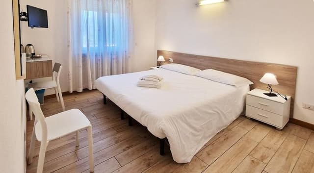 Classic Double or Twin Room, Partial Lake View