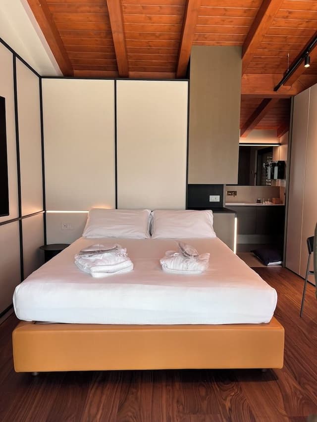 Luxury Studio Suite, Patio, Lake View (Accessible)