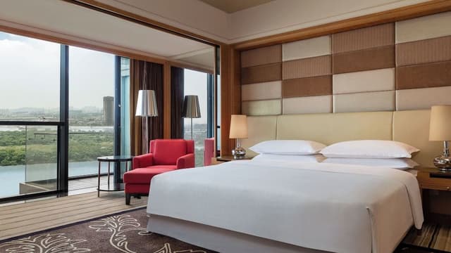 Club Room, 1 King Bed, City View