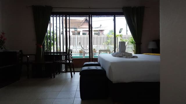 Deluxe with Pool Access