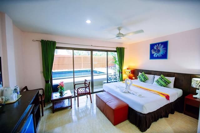Deluxe with Pool Access