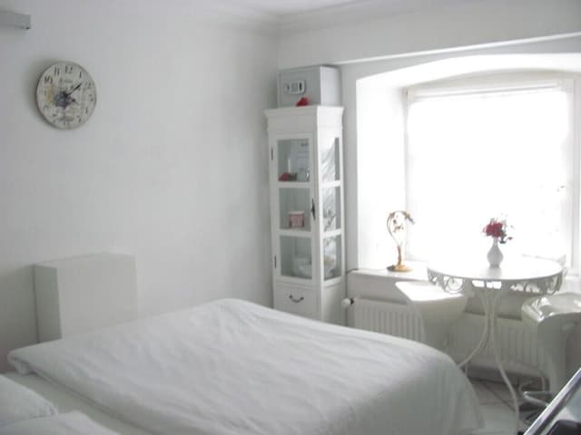 City Single Room, 1 Large Twin Bed, Non Smoking, Kitchenette (7)