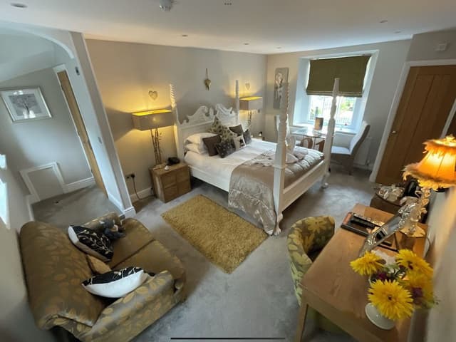 Luxury Suite (Honey)