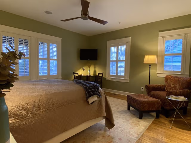Room, 1 Queen Bed, Refrigerator & Microwave