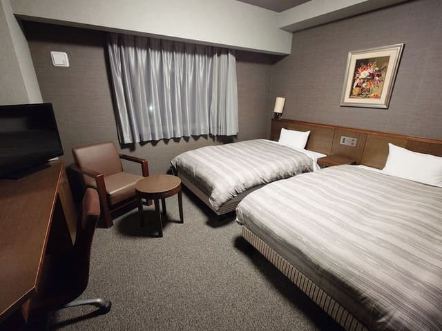 Twin Room, Smoking