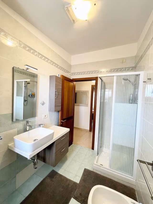 Double Room, 1 Queen Bed, Non Smoking, Shared Bathroom