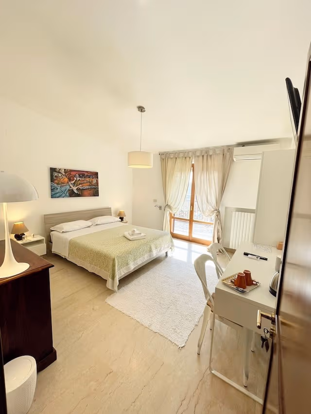 Double Room, 1 Queen Bed, Non Smoking, Shared Bathroom