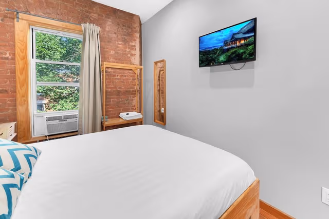 Exclusive Double Room, 1 Queen Bed, Shared Bathroom
