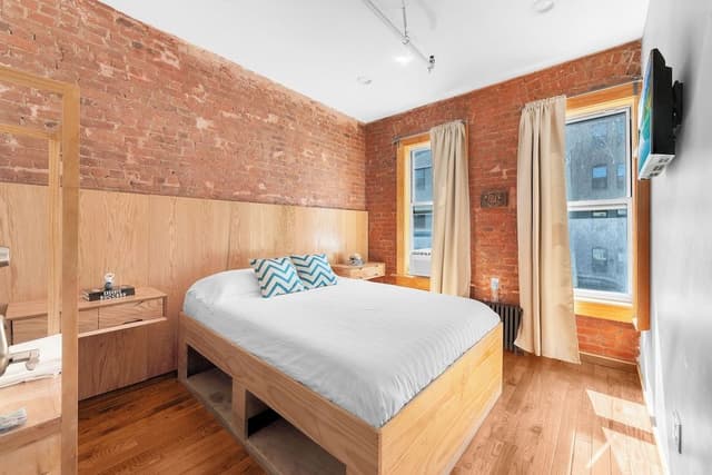 Exclusive Double Room, 1 Queen Bed, Shared Bathroom