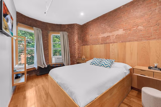 Exclusive Double Room, 1 Queen Bed, Shared Bathroom