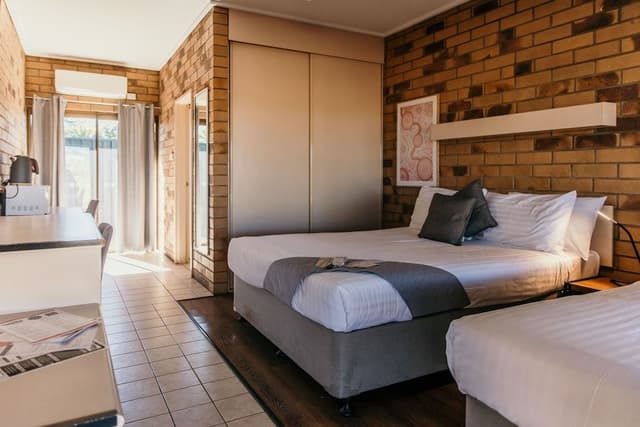 Twin - Queen and Single Pet friendly