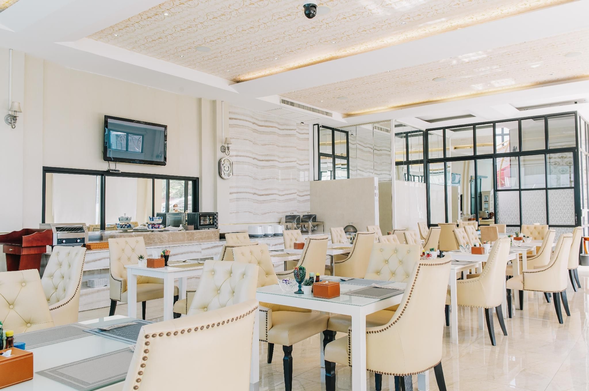 อารามิส โฮเทล (Aramis Hotel)1