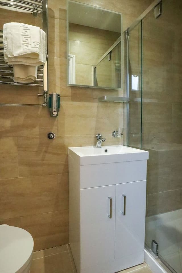 Single Room, Ensuite (Double Bed)