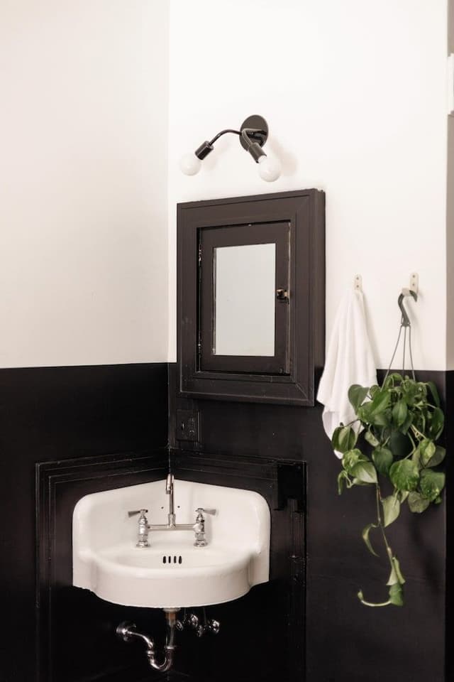 Queen Room with Shared Bathroom (Self Check-in)
