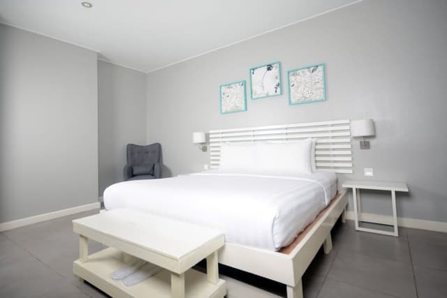 Room, 1 King Bed (Housekeeping on request - surcharge)