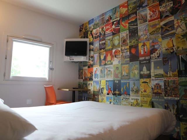 Room, Shared Bathroom (Tandem)