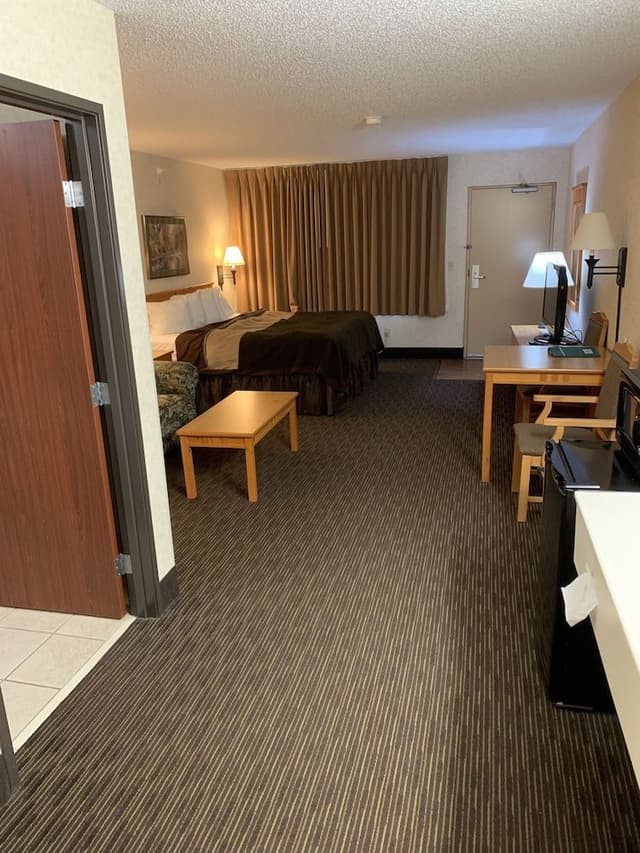 Suite, 1 King Bed with Sofa bed (King Business/Full Size Sofa Sleeper)