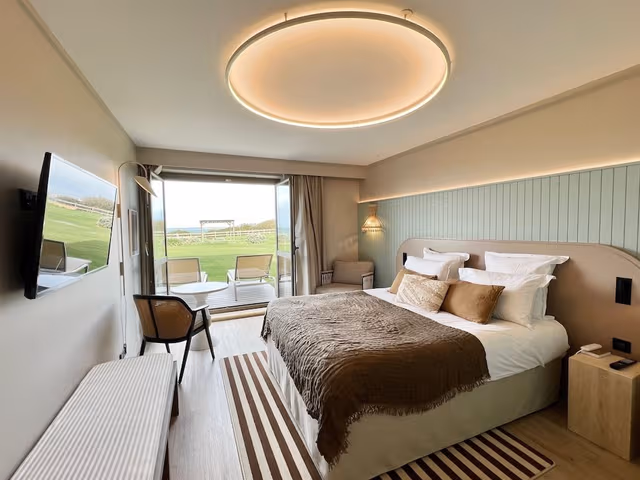 Garden level Deluxe Room with terrace - full sea view