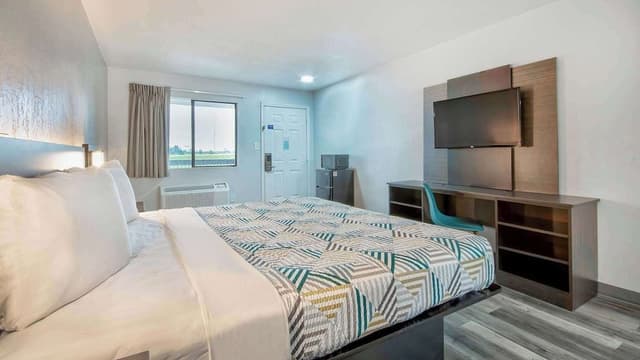 Standard Room, 1 King Bed, Non Smoking, Kitchenette