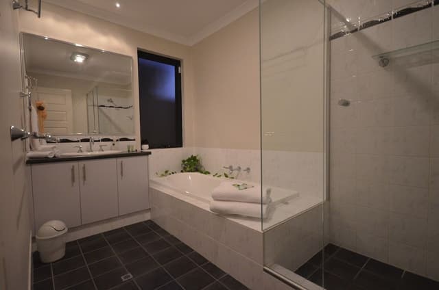 Standard Queen Room With Shared Bathroom