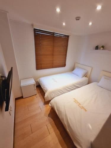 Twin Bed Room