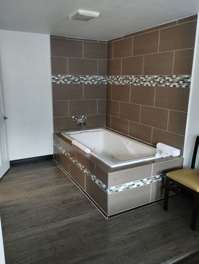 Traditional Suite, 1 Queen Bed, Jetted Tub