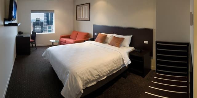Executive Queen Room (Spencer Street View)