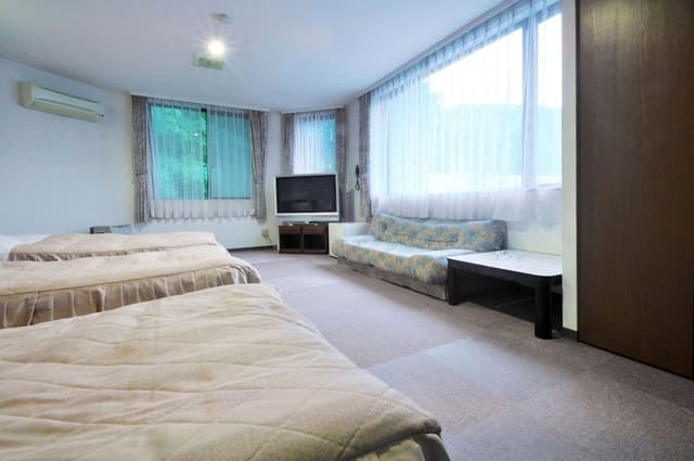 Triple Room, Smoking (minimum two people use)