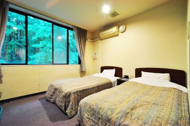 Twin Room, Smoking