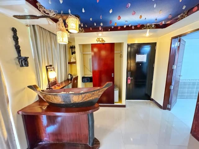 Coral Garden King Suite