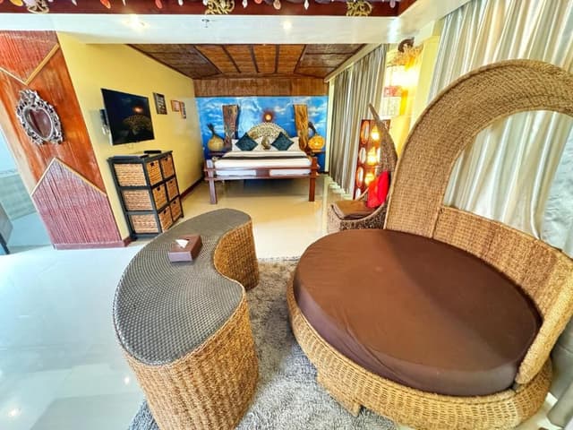Coral Garden King Suite