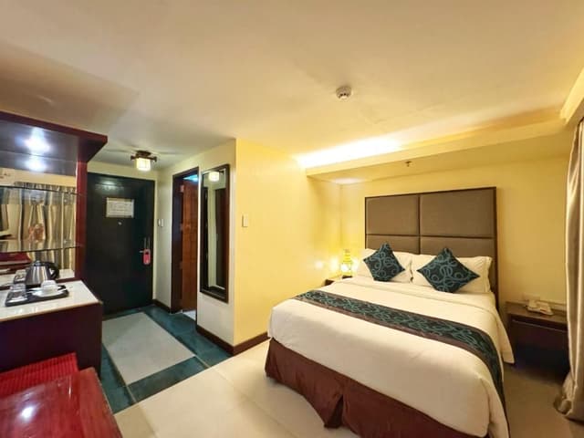 Deluxe Queen Room