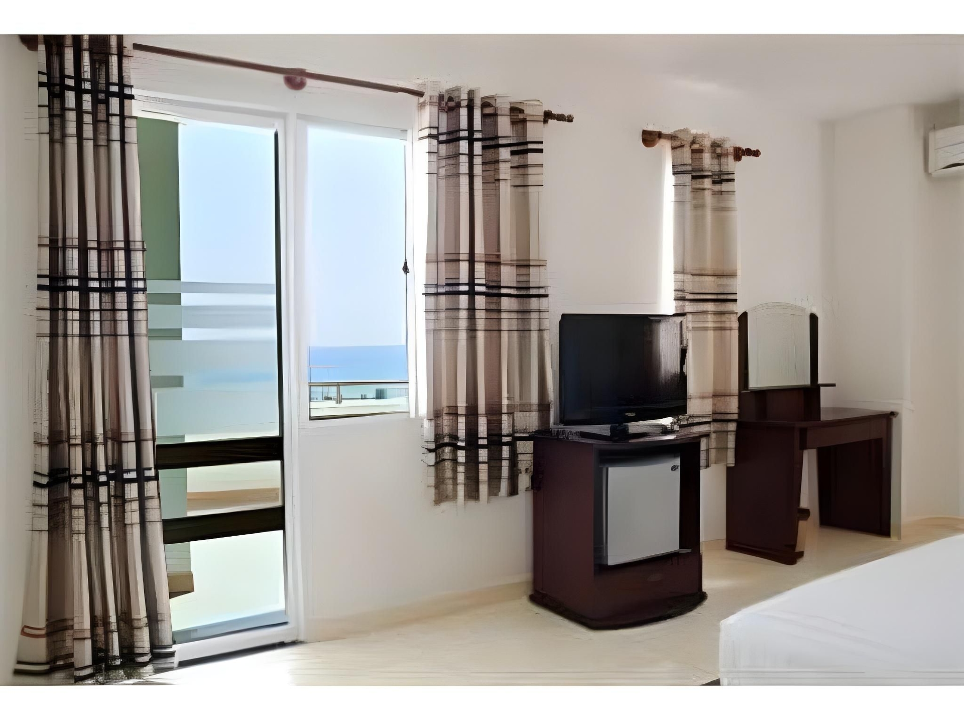 โรงแรมลองบึชไตเฮา (Long Beach Hotel Tuy Hoa)1