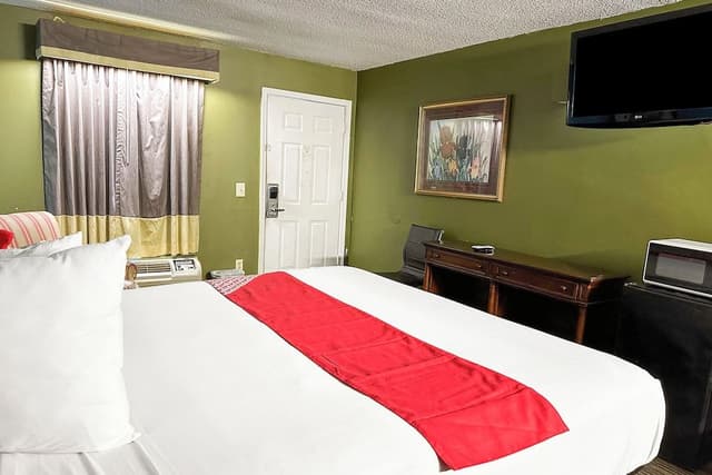 Room (King Bed Accessible Smoking)