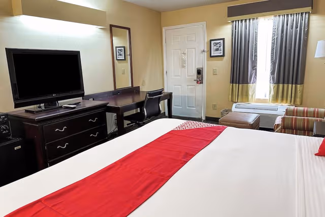 Room (King Bed Non-Smoking)