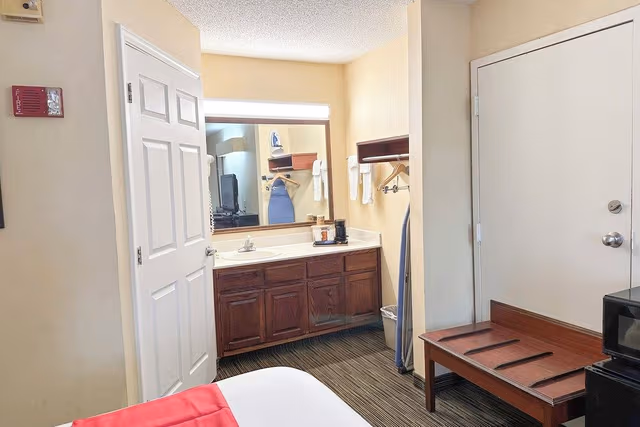 Room (King Bed Non-Smoking)